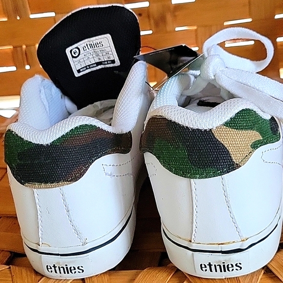 BOYS ETNIES CALLI-VULC WHITE W/CAMOUFLAGE FABRIC TRIM US SIZE 2 - Picture 8 of 8